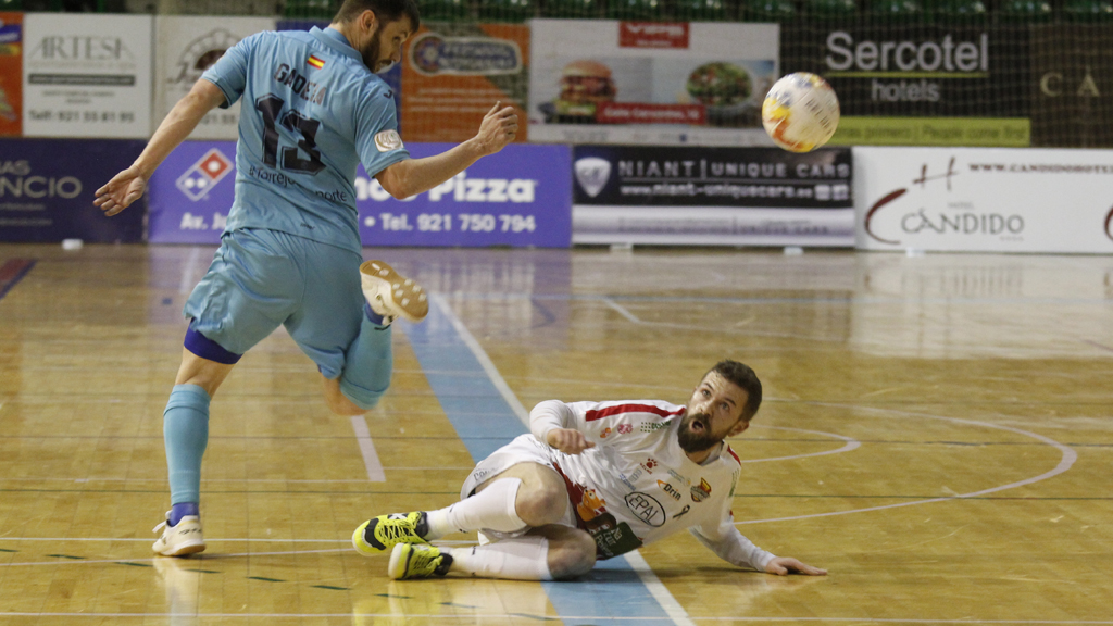 Buitre logra evitar el avance de Gadeia en un momento del último encuentro de liga que jugaron Naturpellet e Inter. /KAMARERO