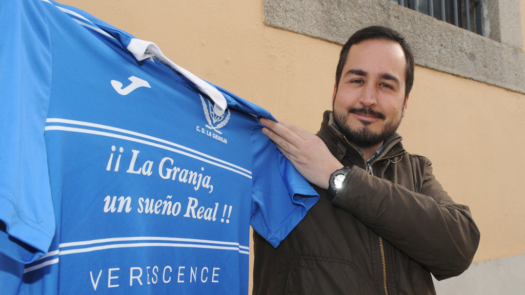 El técnico Diego Yepes posa con la camiseta del CD La Granja antes de ser presentado oficialmente. / CD LA GRANJA