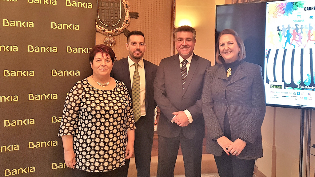 Clara Luquero, Marian Rueda y los representantes de Bankia, durante la presentación de la Carrera Fin de Año. / E.A.