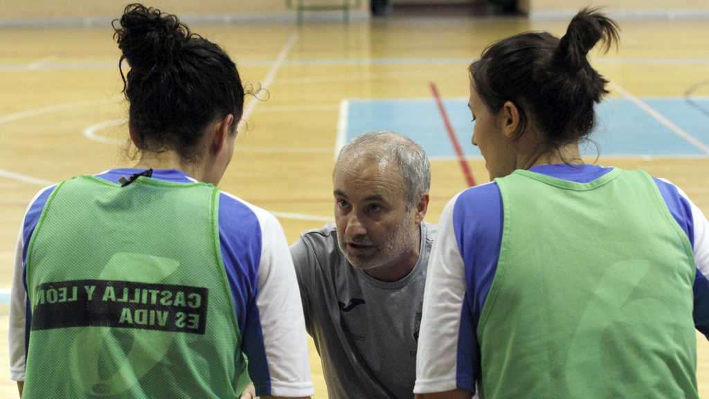 El entrenador del Unami CP, Luis Martín, da instrucciones a Cristina de Andrés y Mónica González. / NEREA LLORENTE