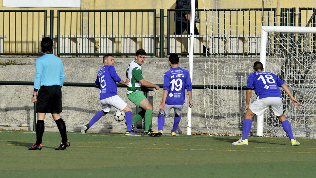Una llegada al área durante el encuentro que disputaron en el campo de La Mina el Monteresma con el Cantimpalos. / NEREA LLORENTE