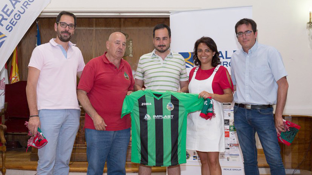 Presentación del técnico Diego Yepes con la UD El Espinar San Rafael, junto con el presidente y la alcaldesa, que tuvo lugar en verano. / UD EL ESPINAR SAN RAFAEL
