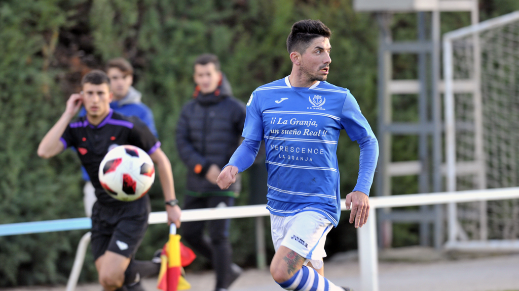 Koby se perfila en banda. / KAMARERO