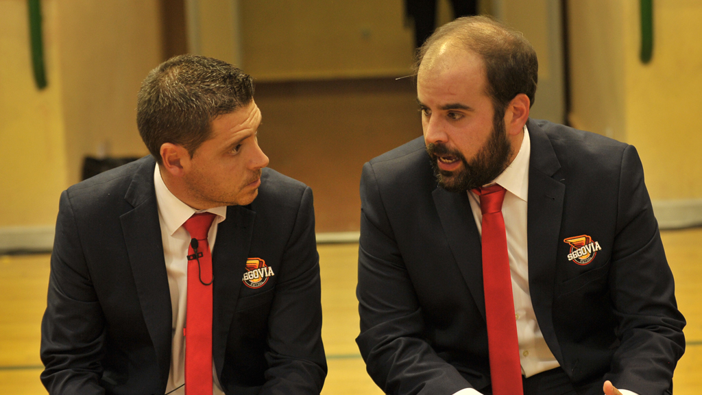 El técnico del Naturpellet, Diego Gacimartín, junto con Quique Soto, en el banquillo durante un partido. / KAMARERO