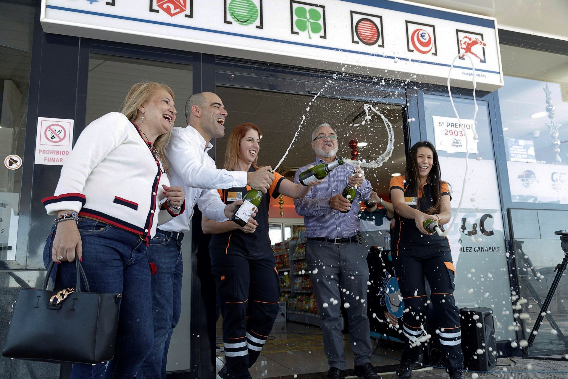 Lo peor de lo mejor 1 Los propietarios de la administración de Granadilla (Tenerife) celebran haber repartido el ‘Gordo’, un cuarto y dos quintos.