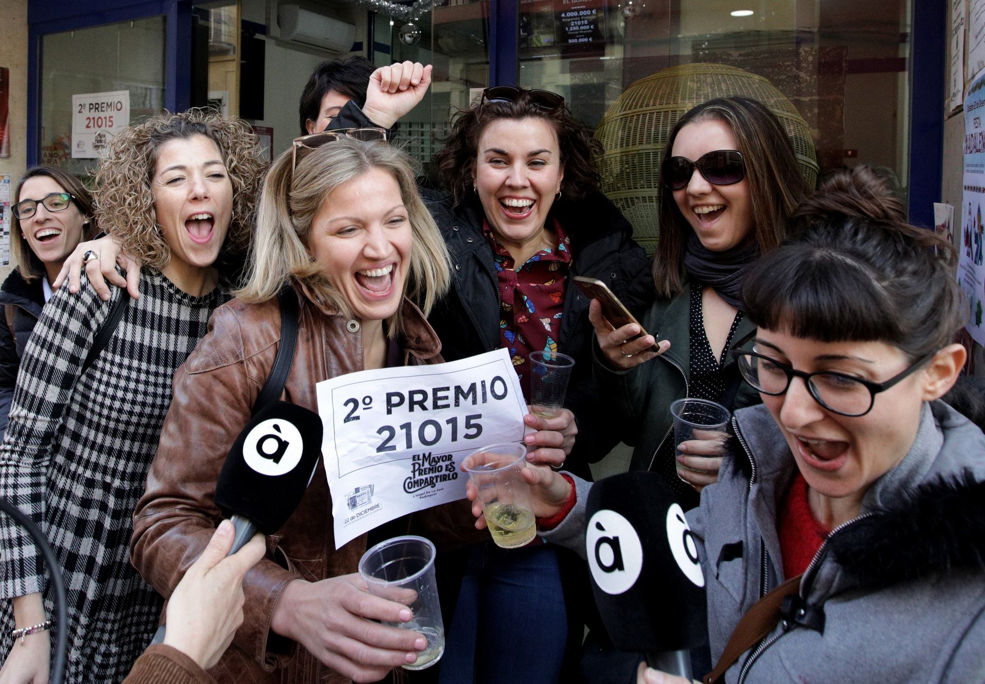 Felicidad compartida 1 La administración de loterías de Pedreguer (Alicante) agraciada con parte del segundo premio del sorteo de Navidad ha repartido 8,75 millones de euros por ventanilla.