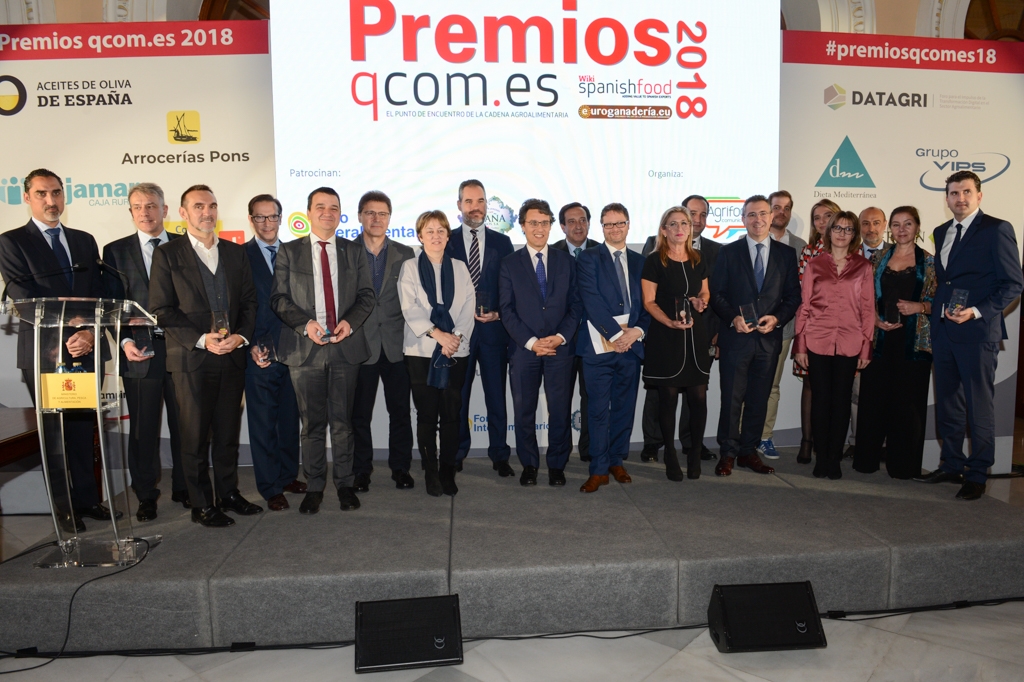 Imagen de familia de todos los premiados, junto con los organizadores y representantes de las organizaciones agrarias asistentes al acto. / el adelantado
