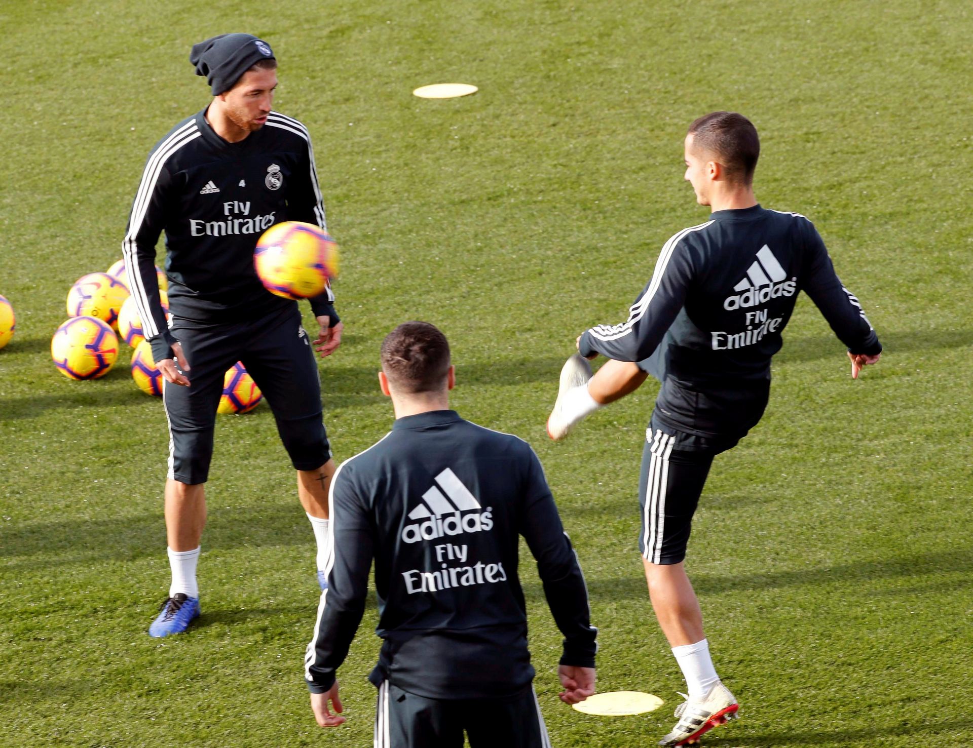 Los jugadores blancos durante la preparación del encuentro ante el Huesca.