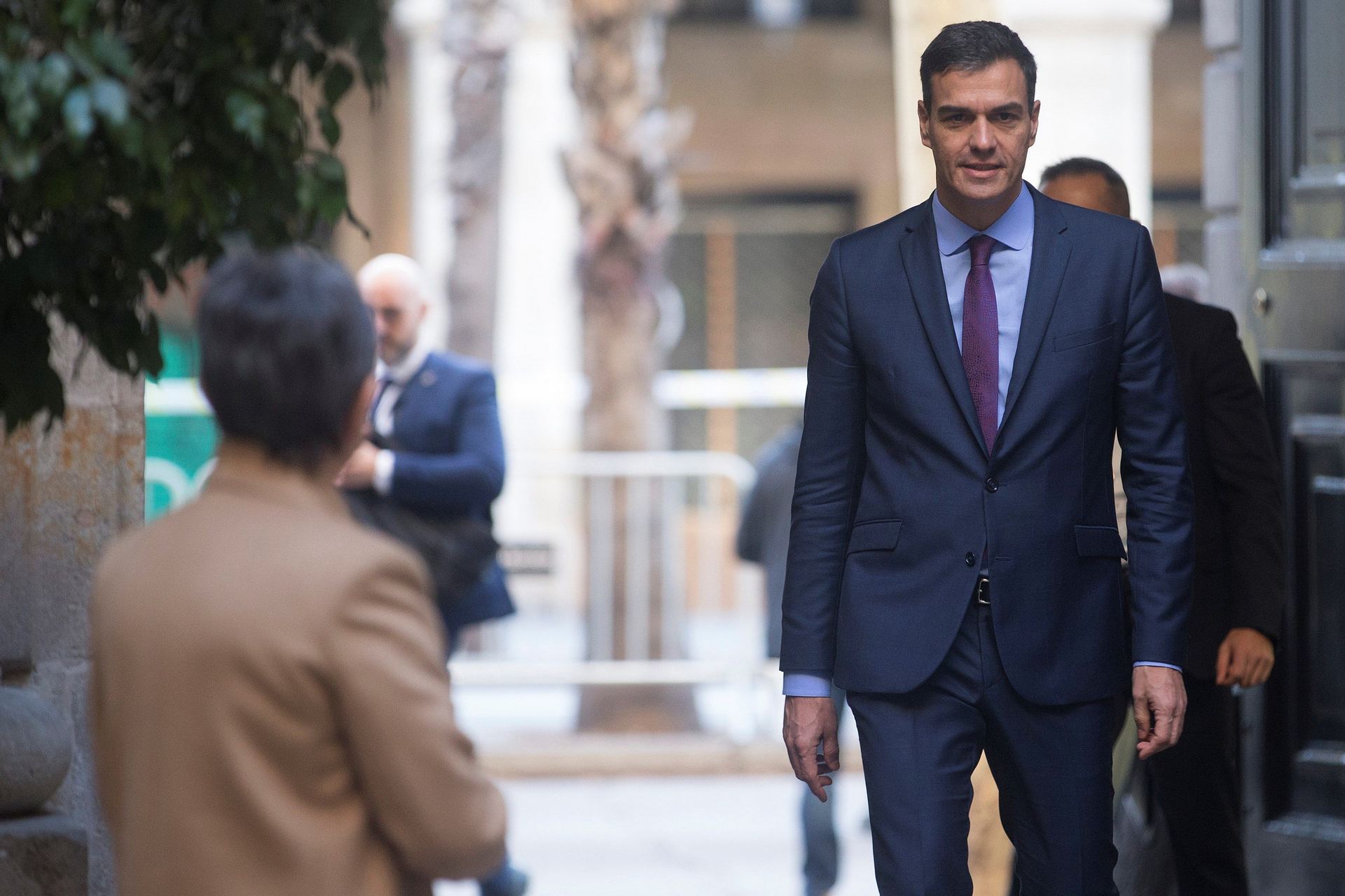 Sánchez pide al Govern que cambie la voluntad por el diálogo efectivo 1 Pedro Sánchez a su llegada al último Consejo de Ministros en Barcelona.