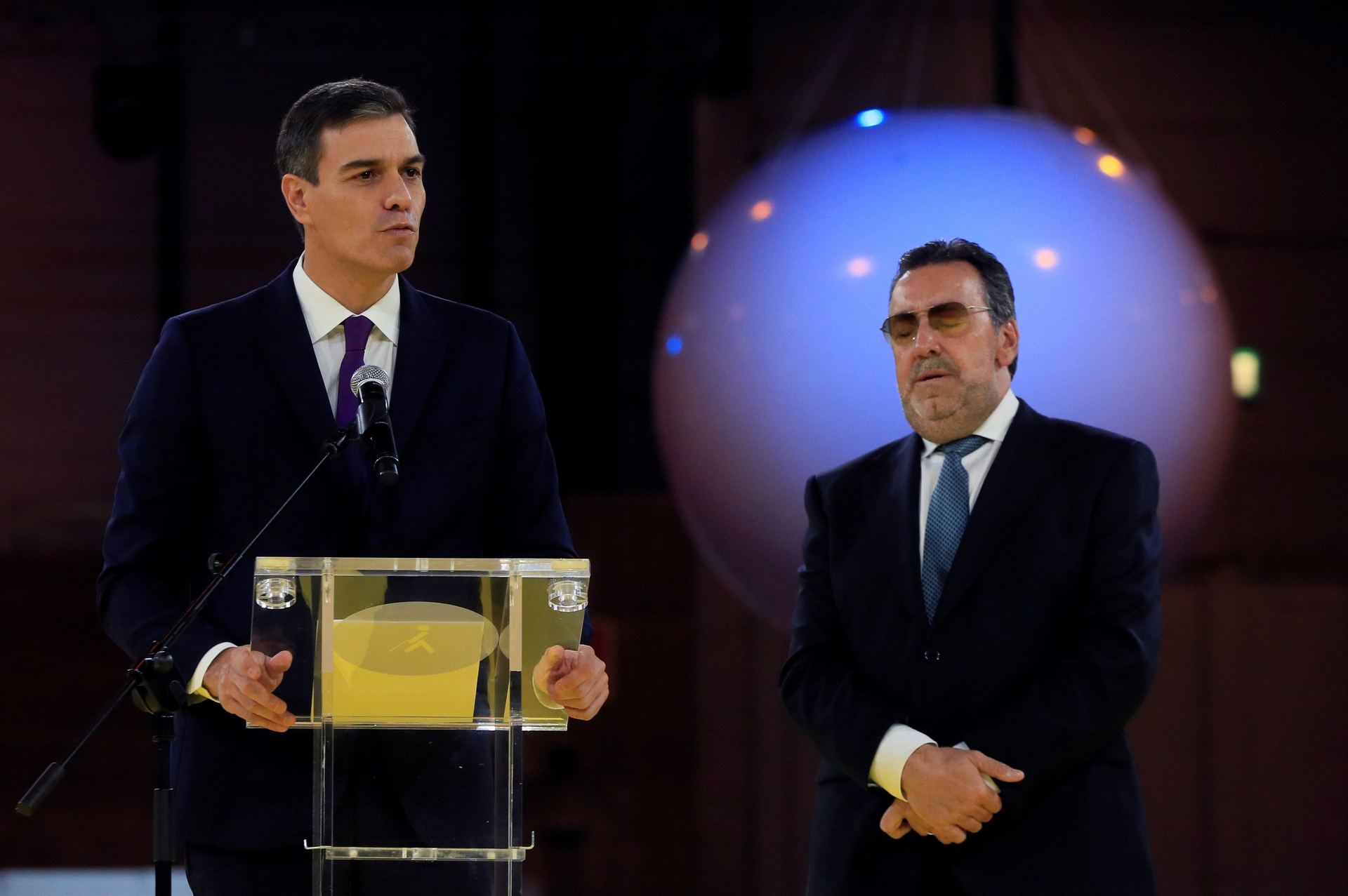 Sánchez advierte a Torra de que los problemas se resuelven con diálogo 1 Pedro Sánchez junto al presidente de la ONCE, Miguel Carballeda, durante el acto por el 80 aniversario de la ONCE.