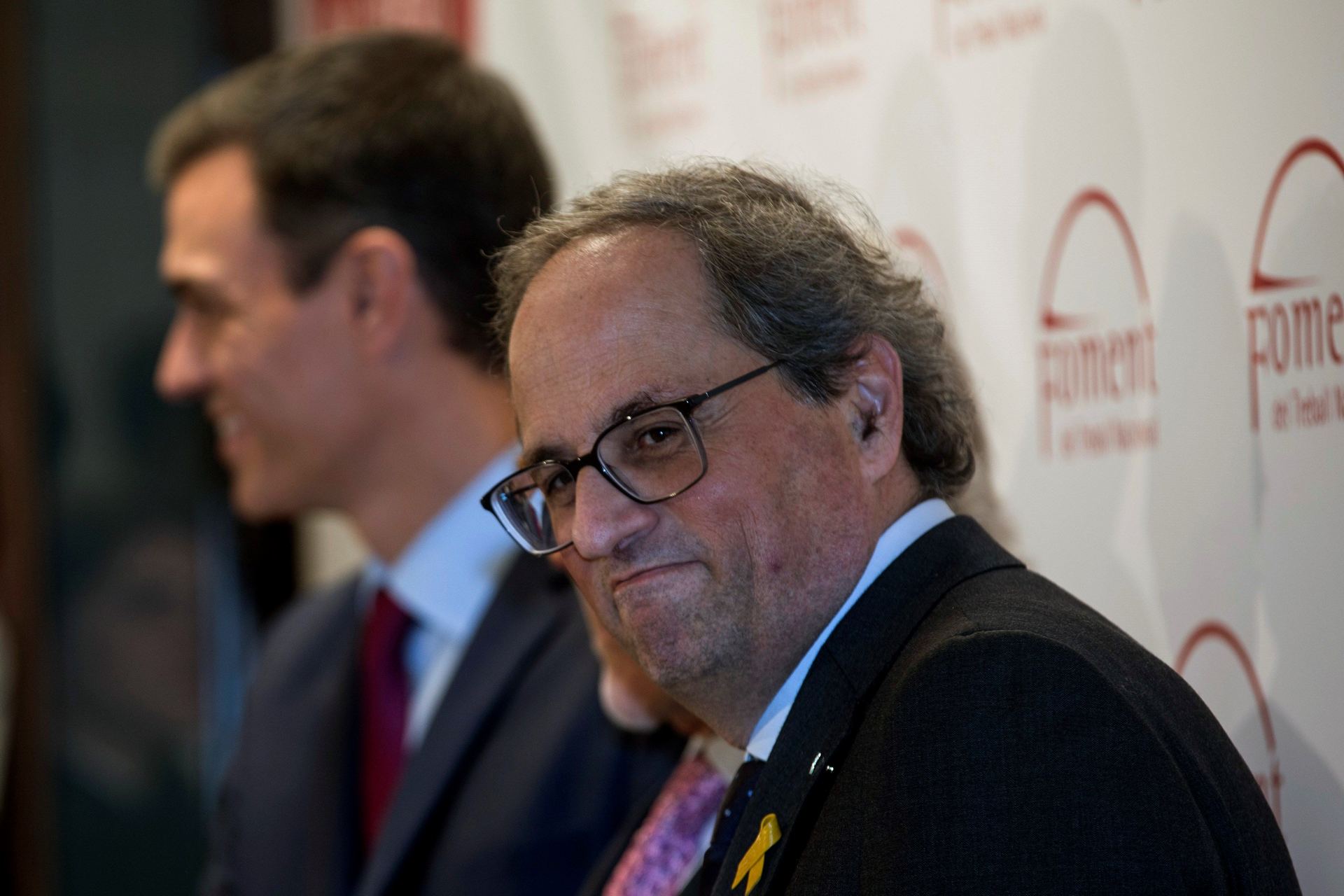 El presidente de la Generalitat de Cataluña, Quim Torra (d), posó junto al jefe del Ejecutivo central, Pedro Sánchez, antes de su encuentro en Barcelona.