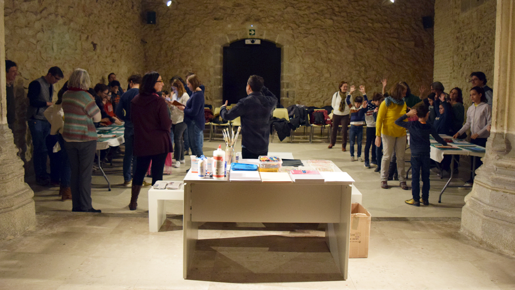 Padres e hijos disfrutaron con la elaboración de un gran mural-collage a través de recortes de papel.