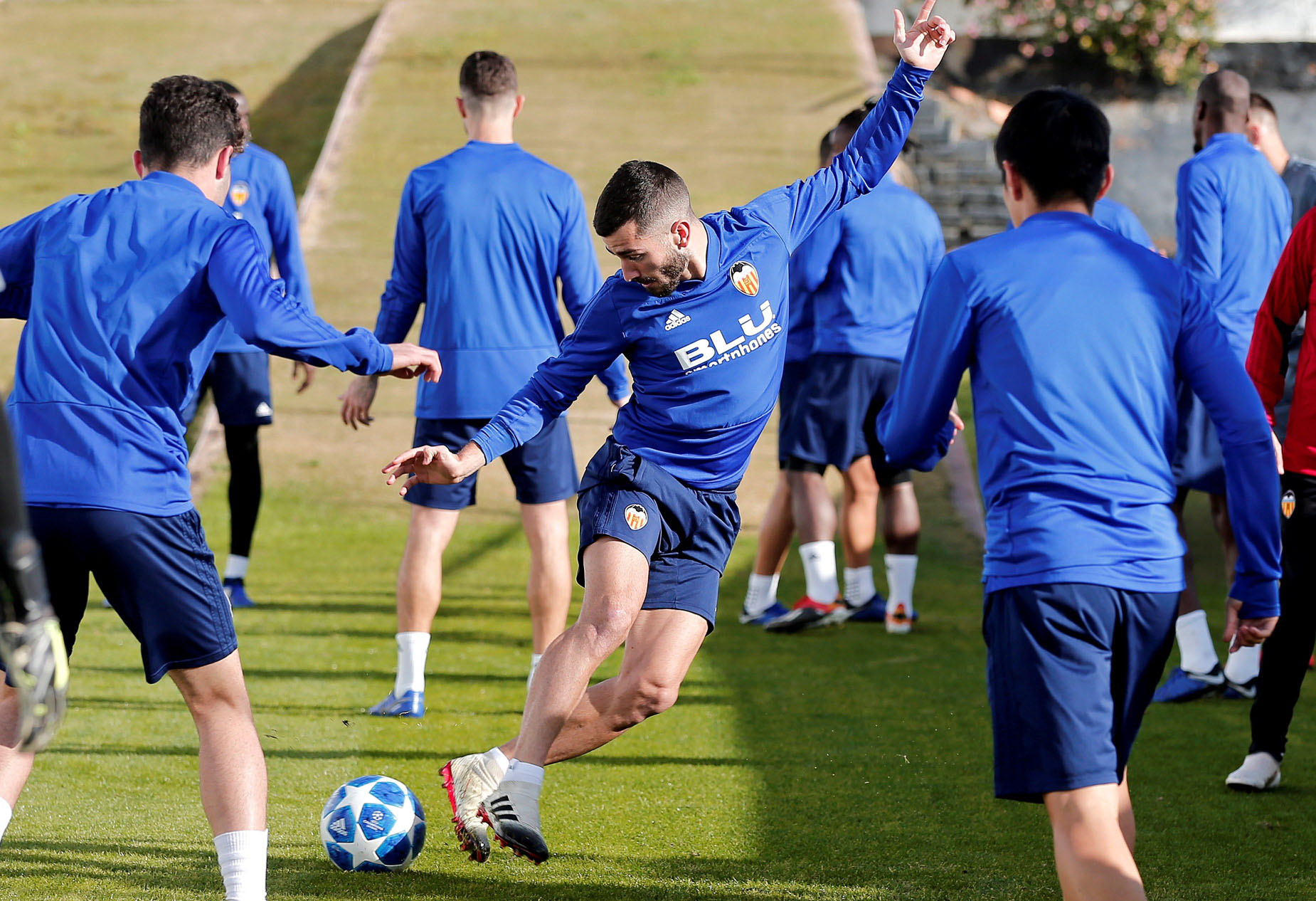 Valencia-Manchester United: Mestalla despide la Champions 1 Gayá, en el entrenamiento de ayer