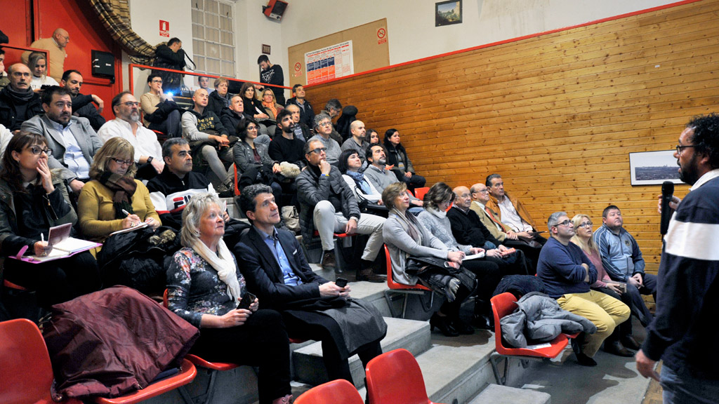 La convocatoria de la Asociación de Vecinos despertó el interés de diferentes colectivos. / Kamarero