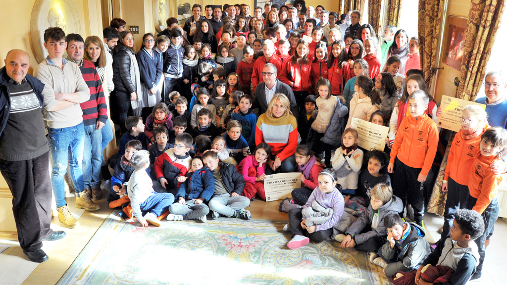Foto de familia de los ganadores de la Carrera Fin de Año. / KAMARERO