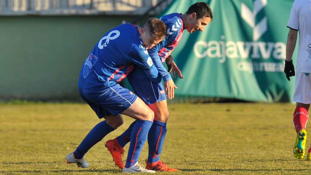 Asier se abraza a Quino después de que éste consiguiera el primer gol del encuentro. / KAMARERO