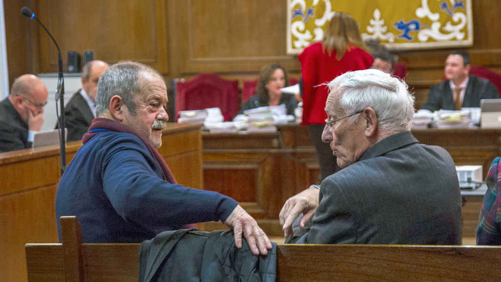 Manuel Agudíez y Atilano Soto conversan antes de iniciarse la sesión de hace unos días. / KAMARERO