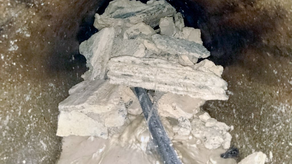 Colector del paseo del Salón con bloques sólidos formado por la mezcla de grasa y detergentes jabonosos. / E. A.