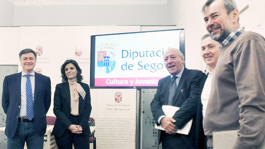 Francisco Vázquez (izquierda) estuvo acompañado por la diputada del Área, Sara Dueñas; el jefe del Servicio de Cultura, Emilio Lázaro; el jefe de la Sección de Cultura, Santiago Gómez, y el director de Teatro Juan Bravo, Marco Costa. / E.A.