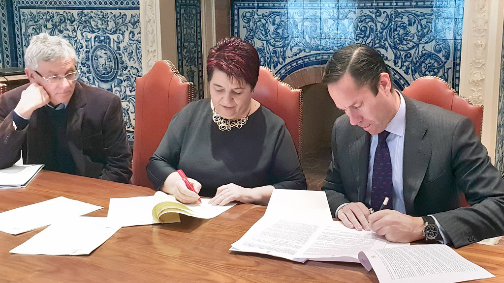 Clara Luquero y Valentín Alonso, director general de Avanza, firman el contrato del servicio de transporte urbano, bajo la atenta mirada del concejal de Transportes. / KAMARERO