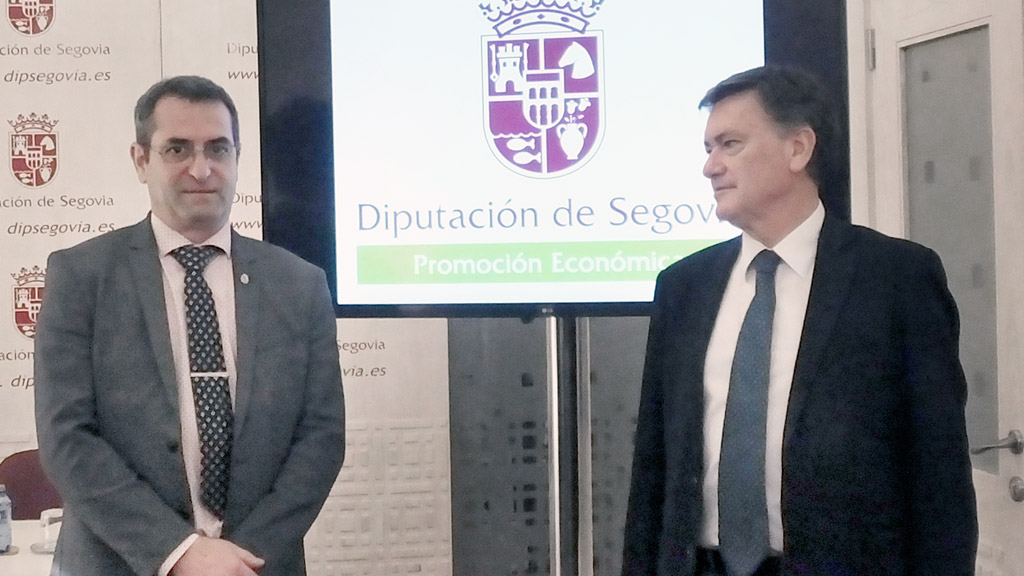 Francisco Vázquez (derecha) estuvo acompañado por el diputado del Área, Jaime Pérez. / el adelantado