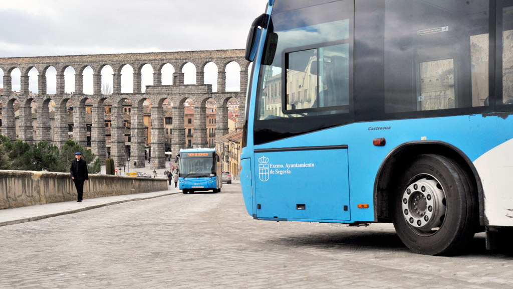 La calle de San Juan ha vuelto a la normalidad, lo que supone que los autobuses urbanos pueden realizar de nuevo sus recorridos habituales hasta el centro de la ciudad. / KAMARERO