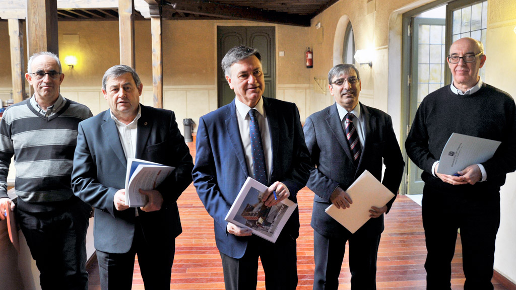 El presidente de la Diputación, Francisco Vázquez (centro), junto a los diputados Basilio del Olmo y José Luis Sanz Merino, y los técnicos Arturo Díez y Santiago de la Cruz.