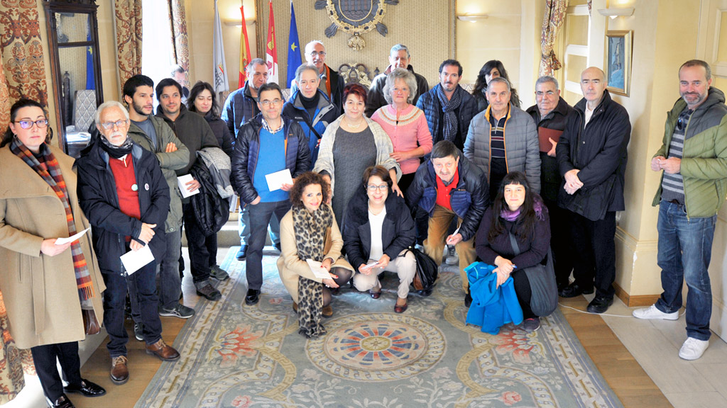 Los 26 nuevos hortelanos urbanos fueron recibidos en el salón de recepciones del Ayuntamiento. / Kamarero