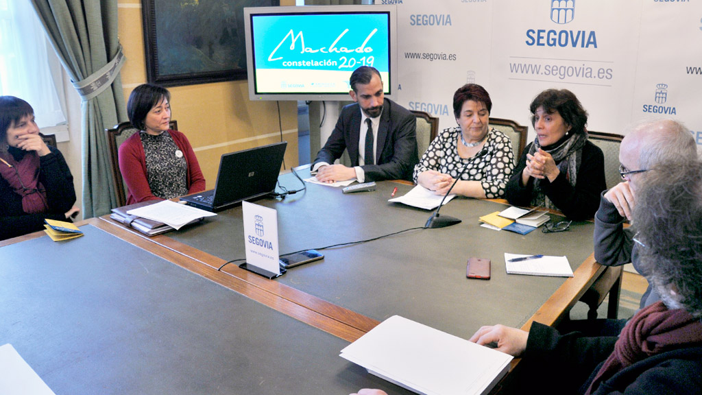 La alcaldesa, la concejala de Cultura y el director de AC/E, con otros participantes del programa del centenario. / Kamarero