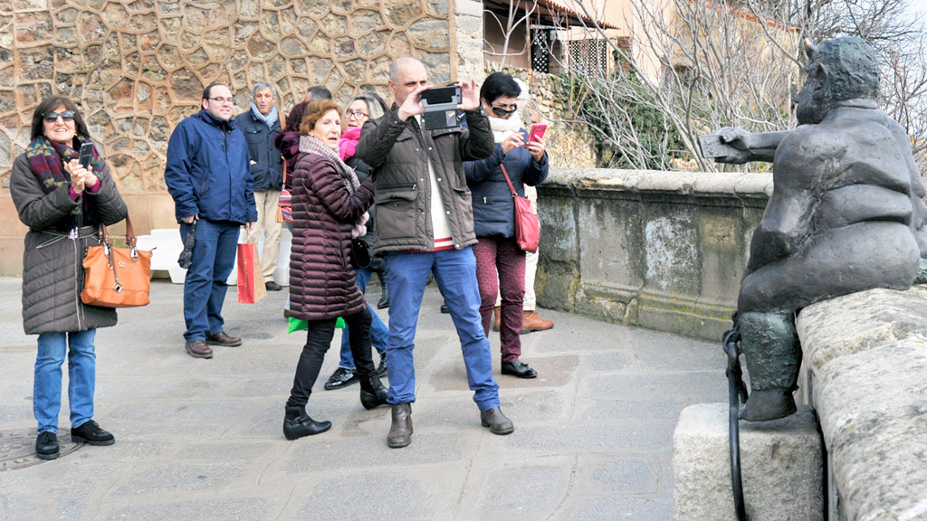Un grupo de personas toma fotografías de la escultura durante la mañana de ayer jueves. / Kamarero