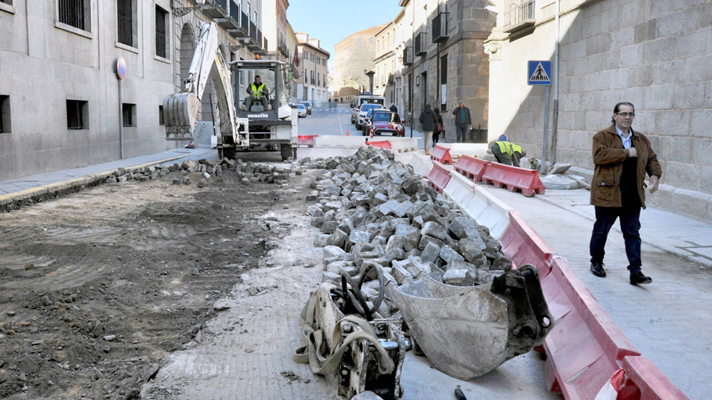 Trabajos de excavación del pavimento en la calle San Agustín. / KAMARERO