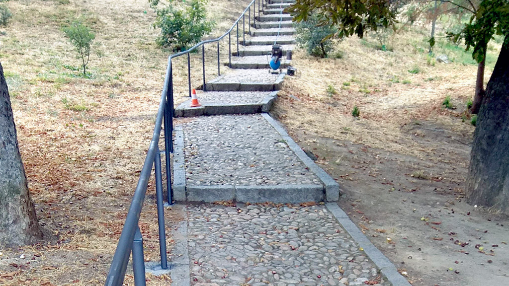 La barandilla se ha situado en uno de los extremos de la escalinata. / E. A.