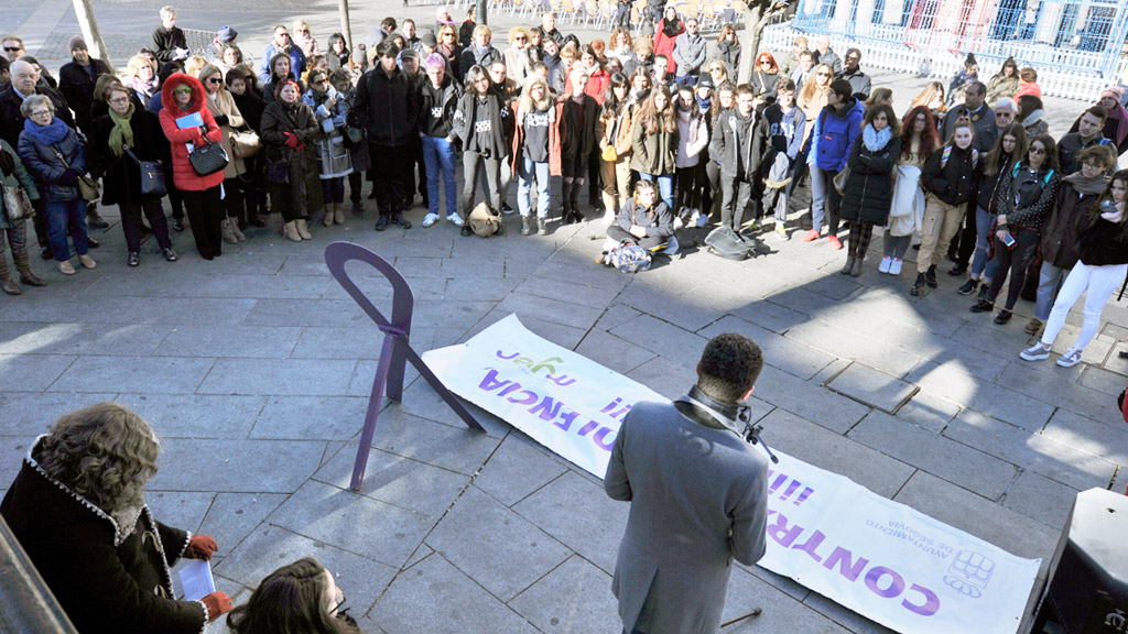 Andrés Torquemada, como presidente del Consejo sectorial de la mujer, tomó la palabra al inicio del acto. / Kamarero