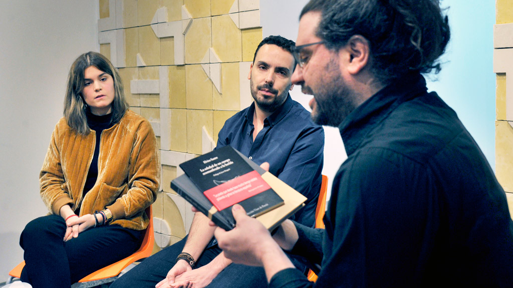 De izquierda a derecha, Elvira Sastre, Alberto Martín y Carlos Rod, ayer en la Casa de la Lectura. / Kamarero