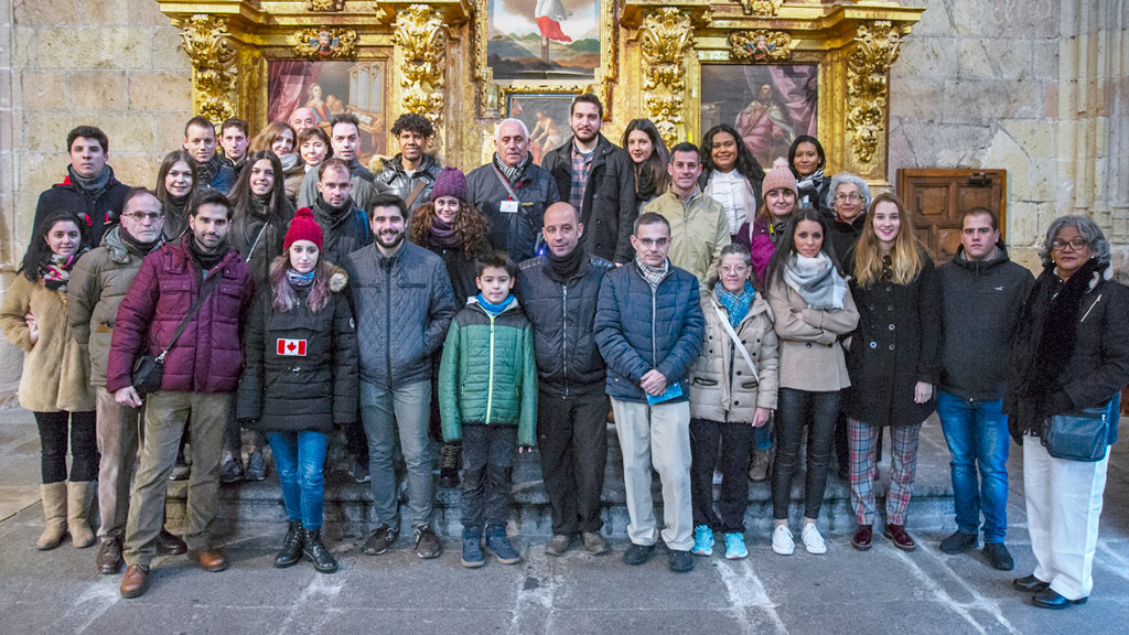 Los ganadores del concurso y sus acompañantes disfrutaron de una visita guiada a la Catedral. / KAMARERO