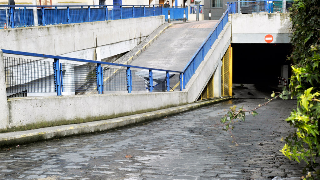 La intervención incluye la impermeabilización de la rampa de salida del aparcamiento. / Kamarero