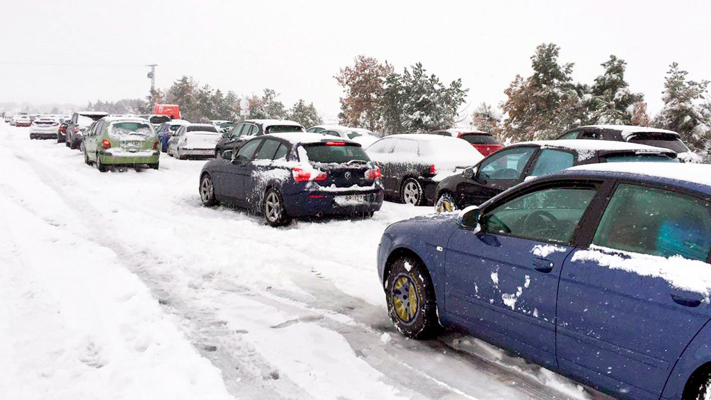 La nieve causó graves problemas de tráfico en  la AP-6. / EL ADELANTADO