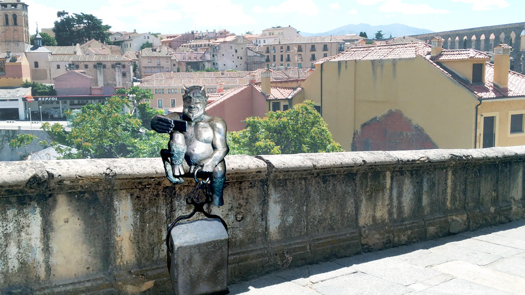 Fotomontaje que recoge la ubicación de la escultura del diablo en el pretil de la calle de San Juan. / E. A.