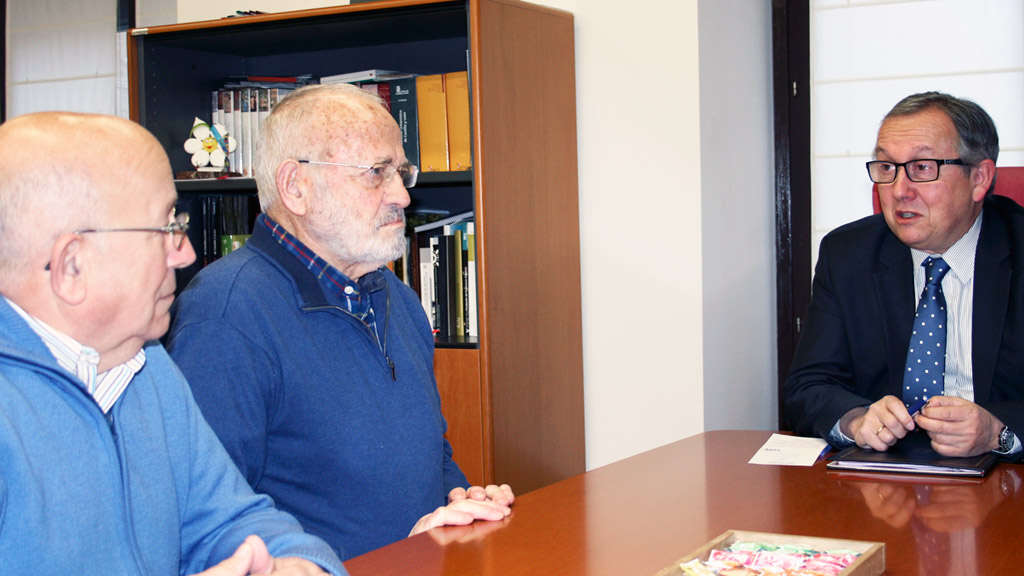 Los representantes de la Asociación de Vecinos San Mateo en una reunión con el delegado territorial de la Junta. / E. A.