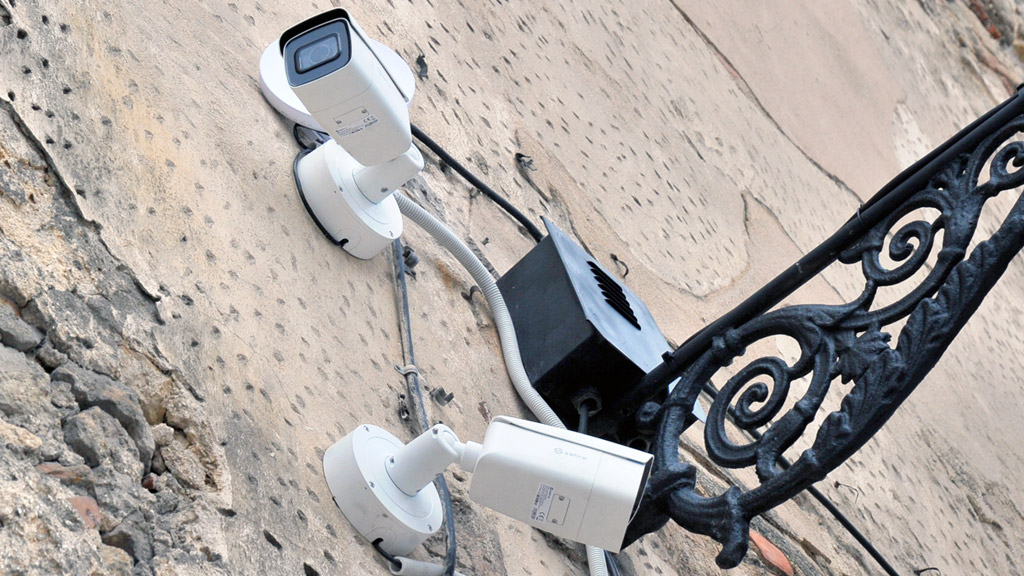 Las dos cámaras se han instalado junto a uno de los brazos de los faroles del alumbrado público. / Kamarero