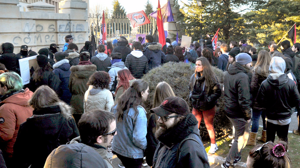 Los manifestantes contra VOX permanecieron en las inmediaciones del Hotel Cándido./KAMARERO