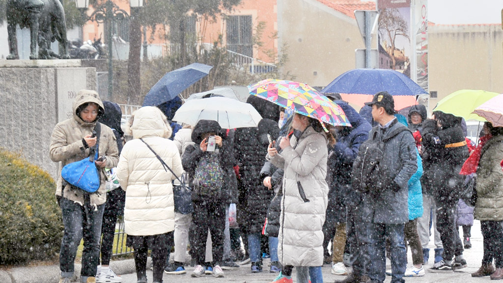 La nieve apareció ya ayer tímidamente en la capital en las primeras horas del día. / KAMARERO