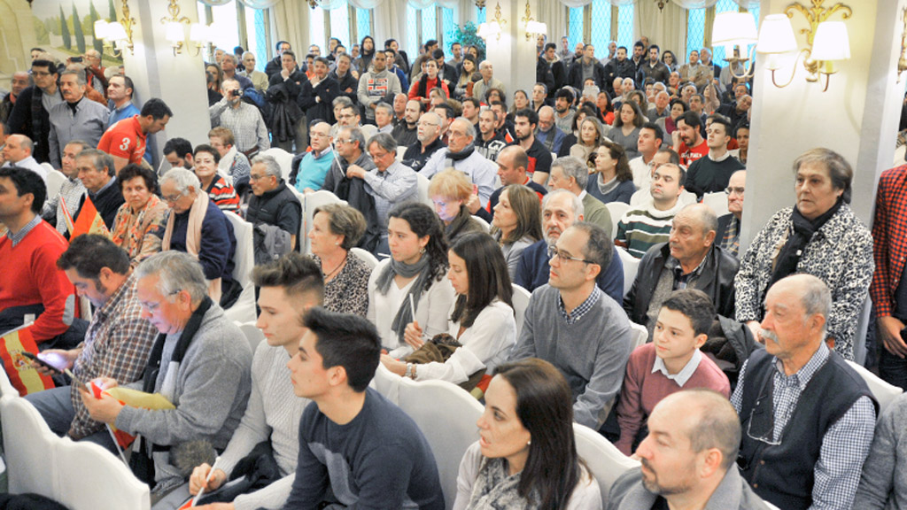 El público llenó el aforo del salón de actos del Hotel Cándido./KAMARERO