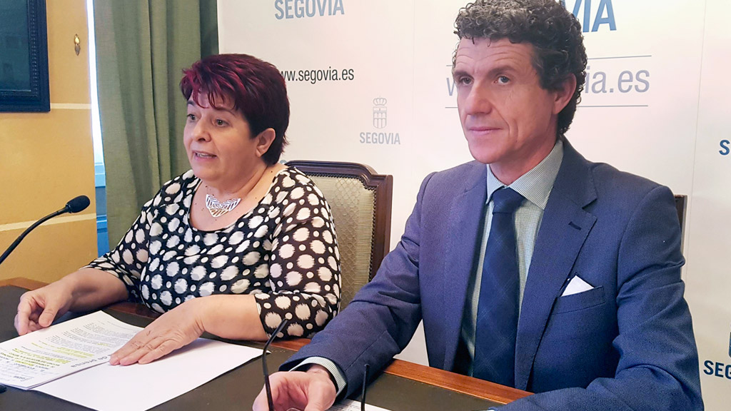 La alcaldesa, junto al concejal Andrés Torquemada, el 21 de diciembre, cuando presentaron este programa. / E. A.