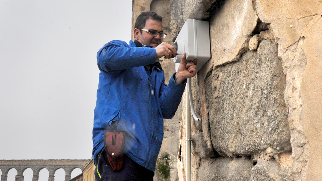 Un operario procede a la instalación del dispositivo en el muro de la Casa de las Cadenas. / Kamarero