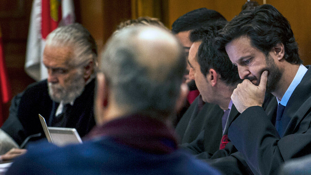 El letrado de Izquierda Unida observa al fiscal jefe de Segovia, Antonio Silva, en la vista oral del pasado martes. / Kamarero