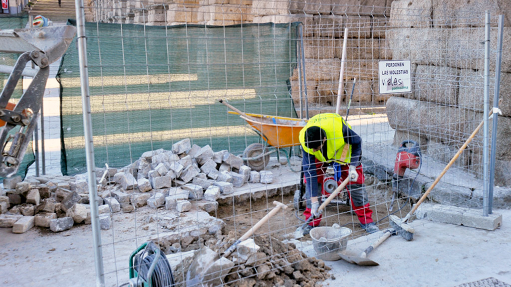Operarios, trabajando en la plaza de la Artillería este fin de semana. / Kamarero