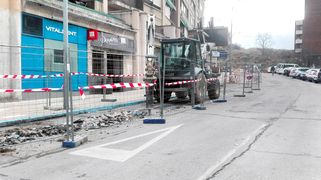 Inicio de las obras en la calle de Los Almendros 1 Las máquinas han comenzado a trabajar en el pavimento de la calle. / E. A.