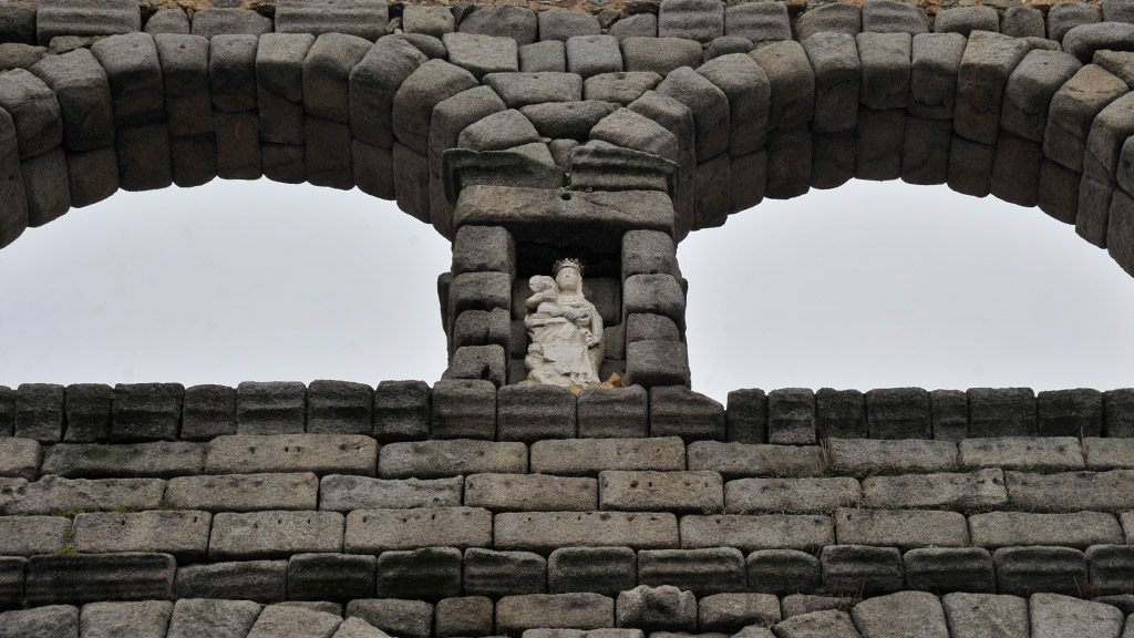 El andamio ‘abrazará’ sin tocar el pilar central del Acueducto. / Kamarero