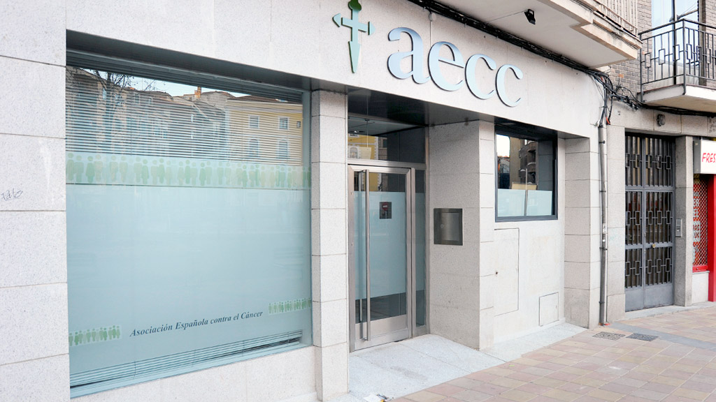 Sede de la Asociación Española Contra en Cáncer en Segovia, en la plaza del Somorrostro. / KAMARERO